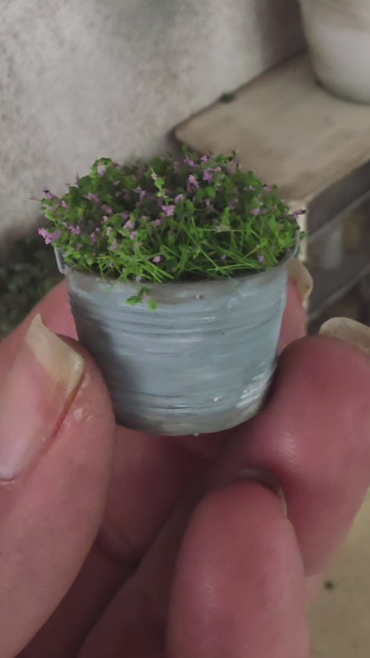 Miniatuur Lila Plantje in Verweerd Zinken Teiltje – Handgemaakt in Brocante Stijl 1:12