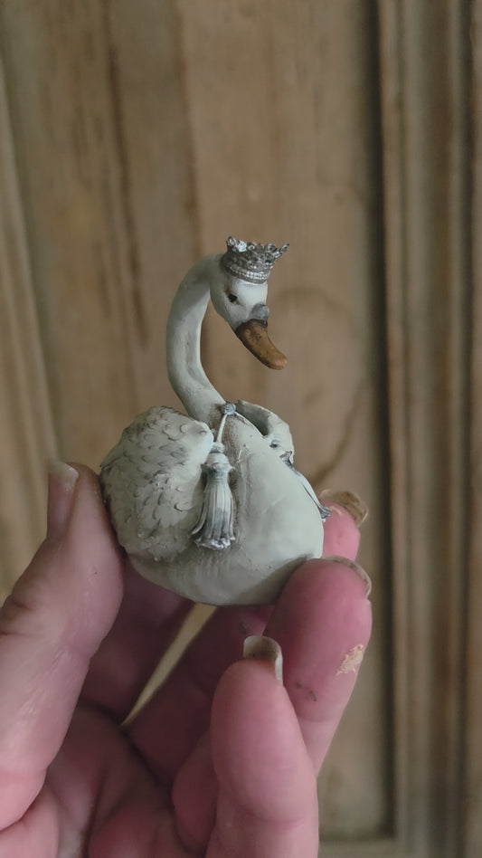 Miniatuur zwaan met kroontje en tassels, schaal 1:12 poppenhuis decoratie diorama