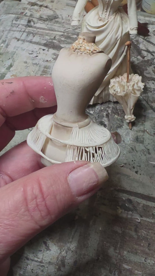 Miniatuur Buste met Crinoline – Victoriaanse Couture in Brocante Stijl