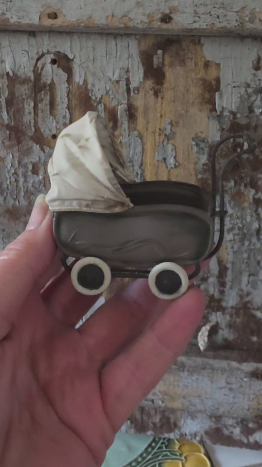 Miniatuur Kinderwagen – Handbeschilderde Vintage Poppenwagen – Brocante Poppenhuis Decoratie