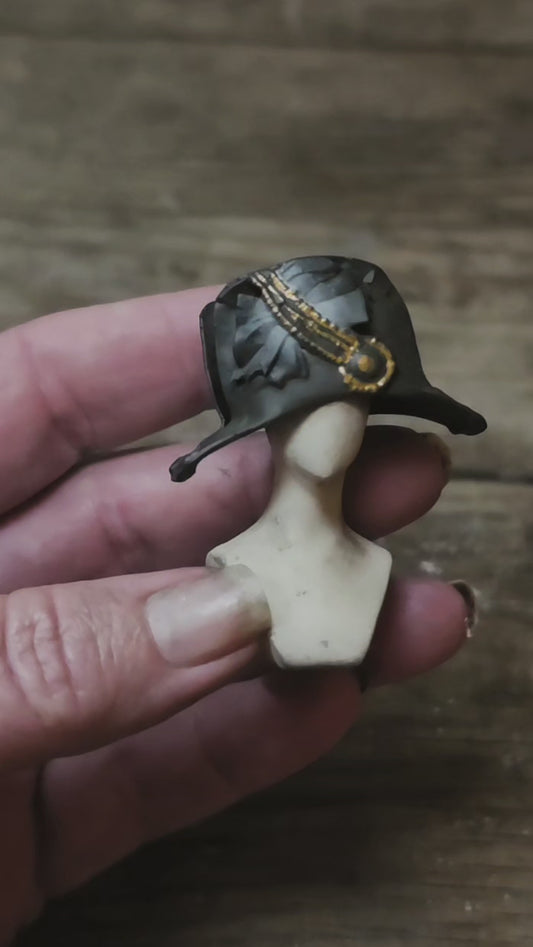 Miniatuur hoedenhoofd met Napoleon steek – handbeschilderde vintage brocante decoratie