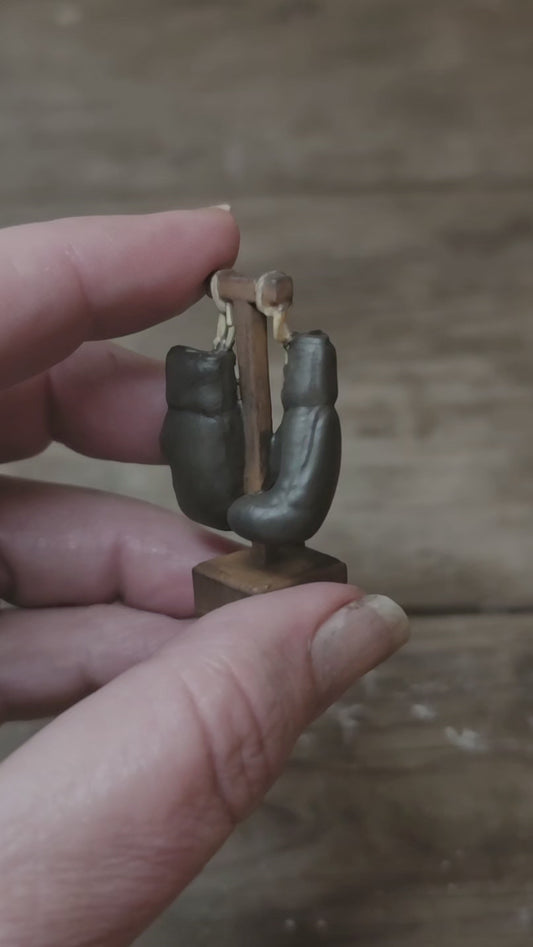 Miniatuur bokshandschoenen aan standaard – handbeschilderde vintage brocante decoratie