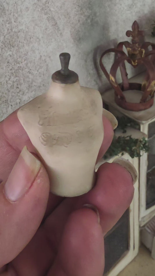 Miniatuur Toonbankbuste met Tekst – Handgemaakt in Brocante Stijl
