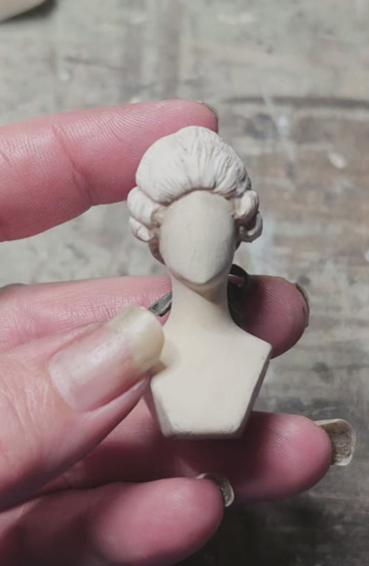 Miniatuur Rococo Heren Pruik op Pruikenhoofd – Handbeschilderde Vintage Brocante Poppenhuis Decoratie