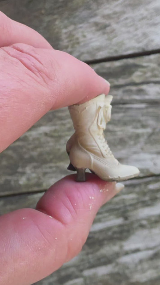 Miniatuur Victoriaanse Schoentjes in Twee Kleuren – Elegantie uit Vervlogen Tijden