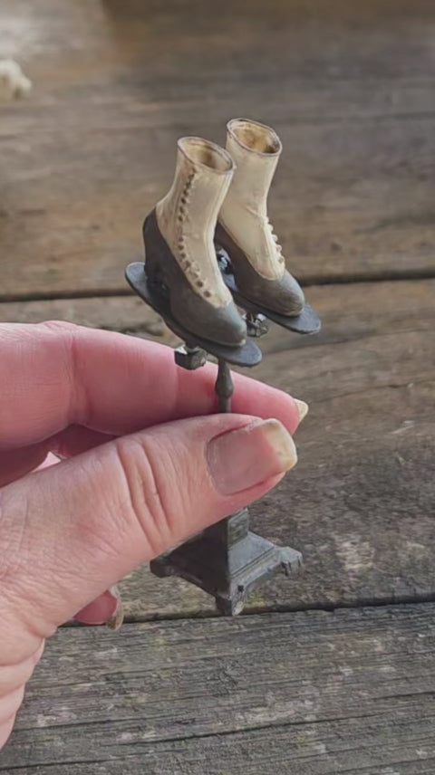 Miniatuur Oude Schoenenstandaard – Victoriaanse Winkelcharme