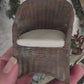 Miniatuur Brocante Rieten Stoel 1:12 | Handgemaakt & Handbeschilderd | Resin Rotan Stoel | Landelijke Poppenhuis Decoratie