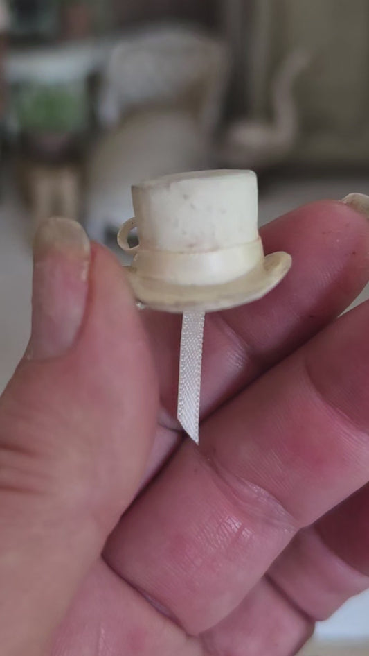 Miniatuur Elegant Hoedje met strik – Victoriaanse Brocante Charme