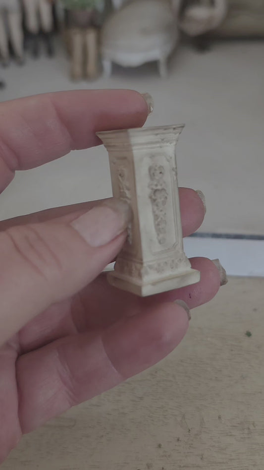 Miniatuur Pedestal / Sokkel – Tijdloze Brocante Elegantie