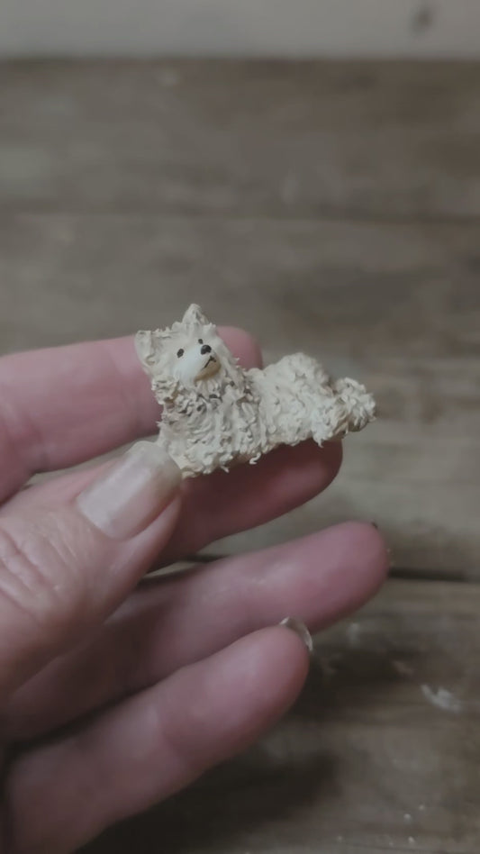 Miniatuur pyjama hond – handbeschilderde vintage brocante decoratie