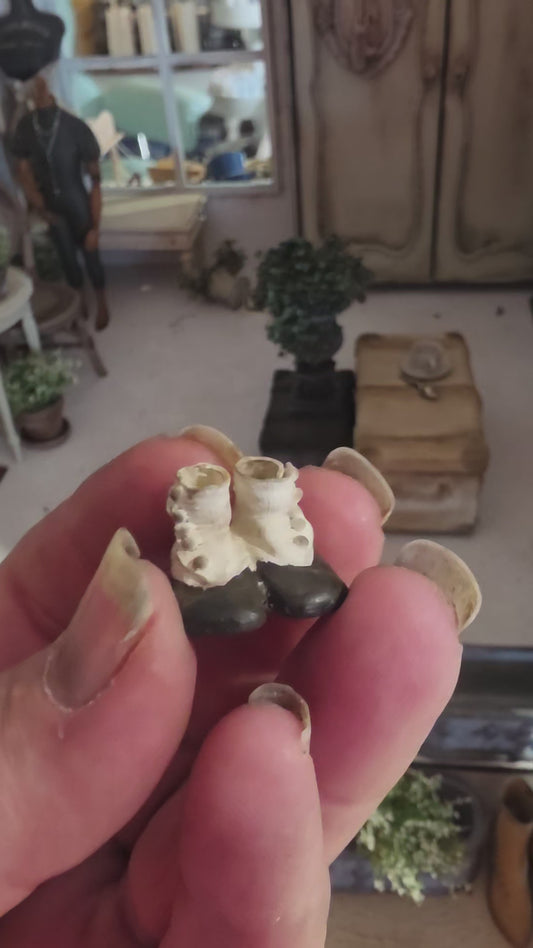 Handbeschilderd Victoriaans Miniatuur Schoentje – Brocante Decoratie in Miniatuur