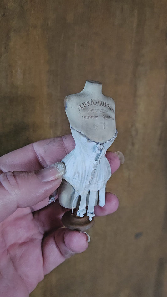 Handbeschilderde Miniatuur Corsetbuste met Corset – Schaal 1:12 – Unieke Franse Atelier Decoratie, poppenhuis, diorama