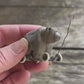 Miniatuur Oude Speelgoedbeer op Wielen – Nostalgische Brocante Charme