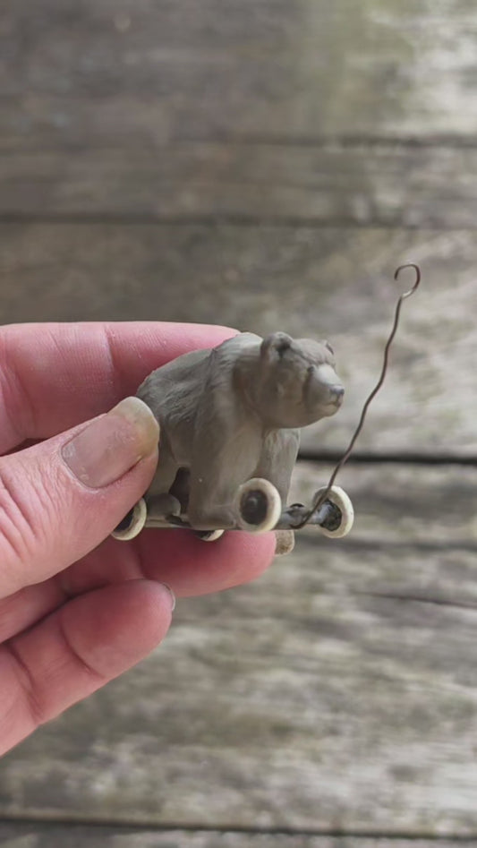 Miniatuur Oude Speelgoedbeer op Wielen – Nostalgische Brocante Charme