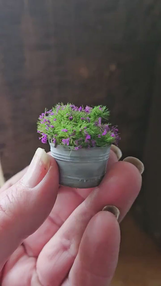 Miniatuur lila/paars plantje  1:12 – Resin – Zinken Teiltje – Poppenhuis Decoratie-Diorama