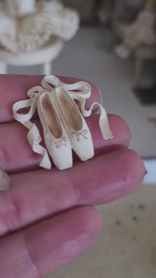 Miniatuur Balletschoentjes met Linten – Victoriaanse Elegantie