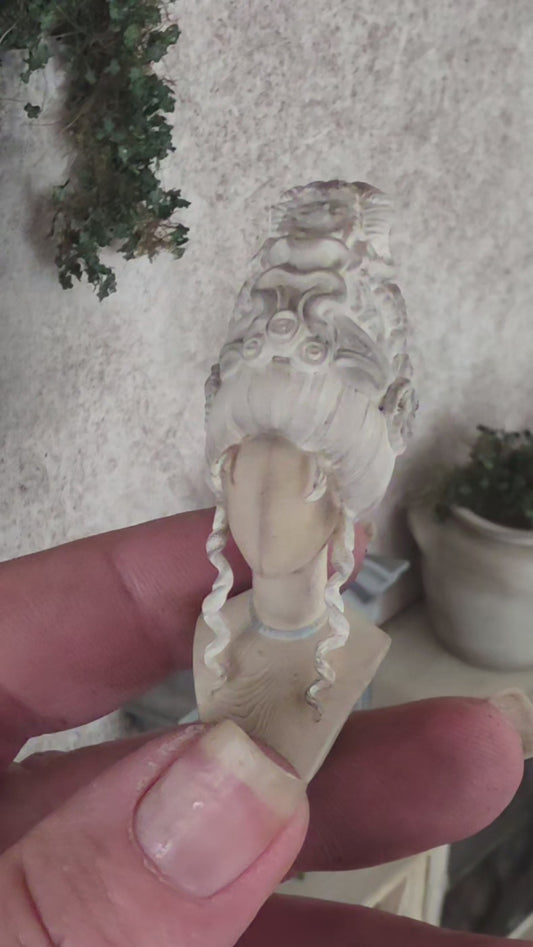 Miniatuur Brocante Hoedenhoofd met Marie Antoinette Pruik 1:12 | Handgemaakt & Handbeschilderd | Resin Paspop | Franse Brocante Poppenhuis Decoratie