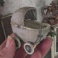 Miniatuur Oude Rieten Poppenwagen – Handgemaakt in Brocante Stijl 1:12