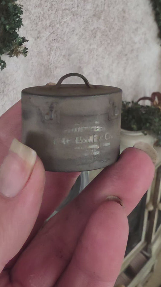 Miniatuur Brocante Ovale Koffer met Tekst 1:12 | Handgemaakt & Handbeschilderd | Resin Vintage Koffertje | Poppenhuis Decoratie