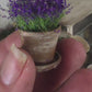 Miniatuur Lavendelplantje in Verweerd Terracotta Potje – Handgemaakt in Brocante Stijl 1:12