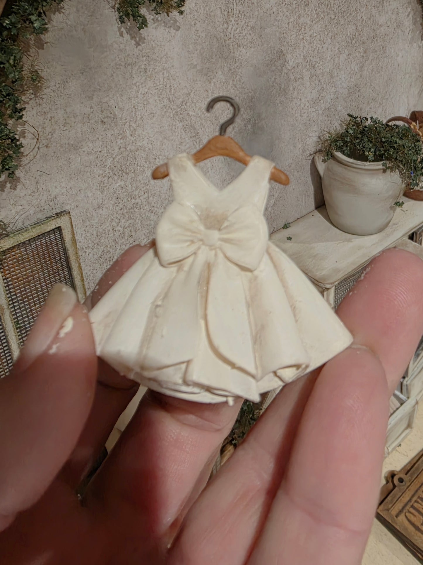 Miniatuur Kledinghanger met Romantisch Jurkje 1:12 | Handgemaakt & Handbeschilderd | Brocante Resin Jurk | Poppenhuis Decoratie