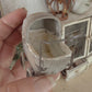 Miniatuur Oude Rieten Poppenwagen – Handgemaakt in Brocante Stijl 1:12