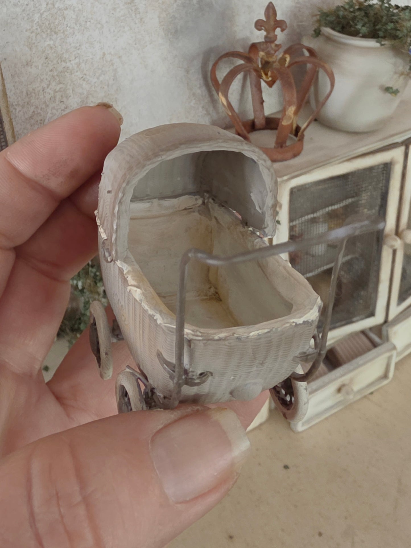 Miniatuur Oude Rieten Poppenwagen – Handgemaakt in Brocante Stijl 1:12