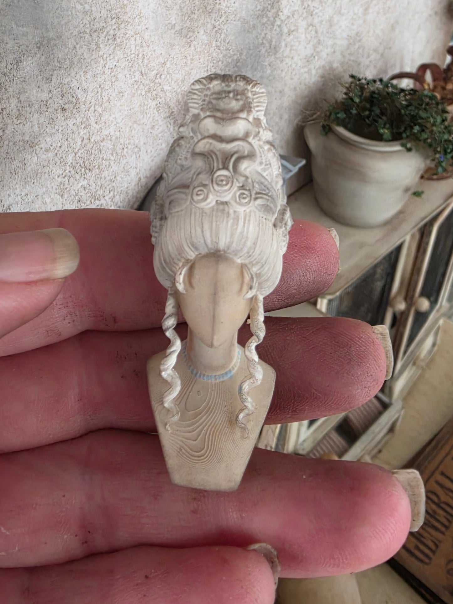 Miniatuur Brocante Hoedenhoofd met Marie Antoinette Pruik 1:12 | Handgemaakt & Handbeschilderd | Resin Paspop | Franse Brocante Poppenhuis Decoratie