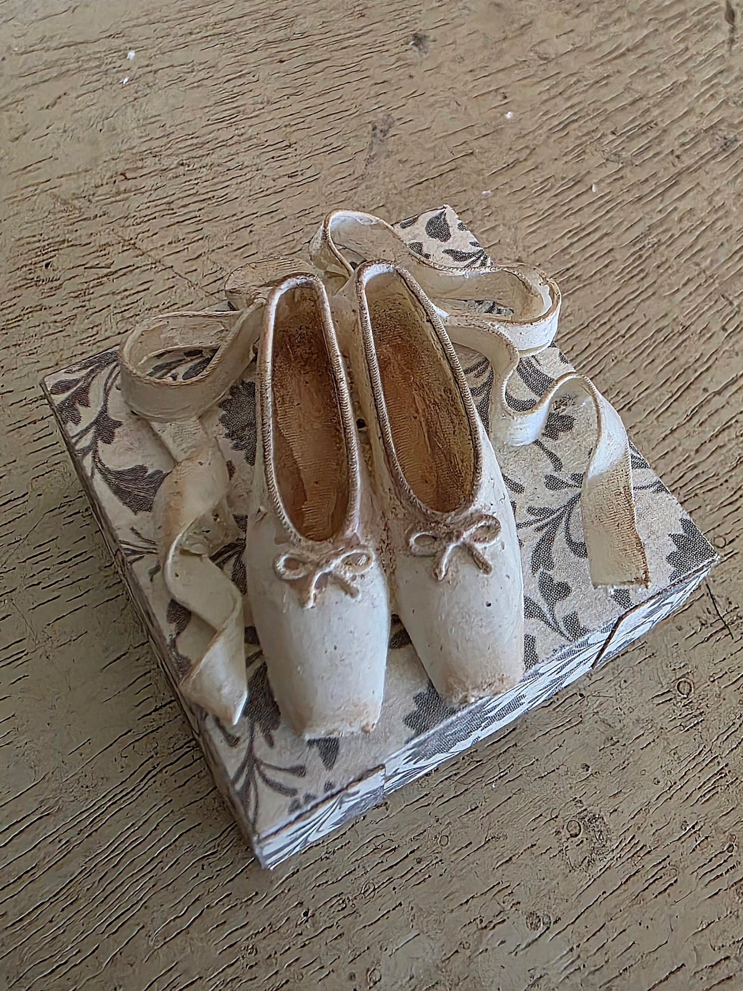 Miniatuur Balletschoentjes met Linten – Victoriaanse Elegantie