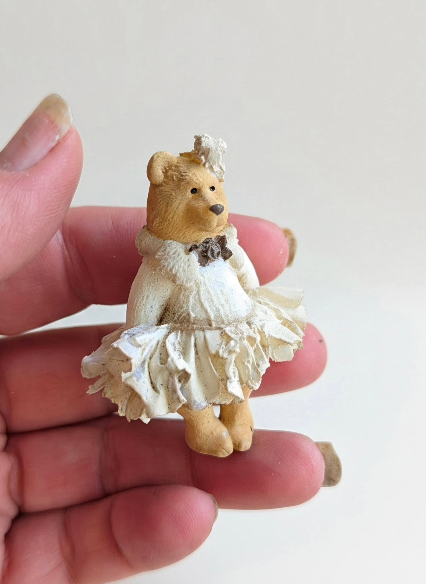 Romantische Miniatuur Beer in Jurkje 1:12 Handgemaakt en Handbeschilderd Uniek Poppenhuis Accessoire