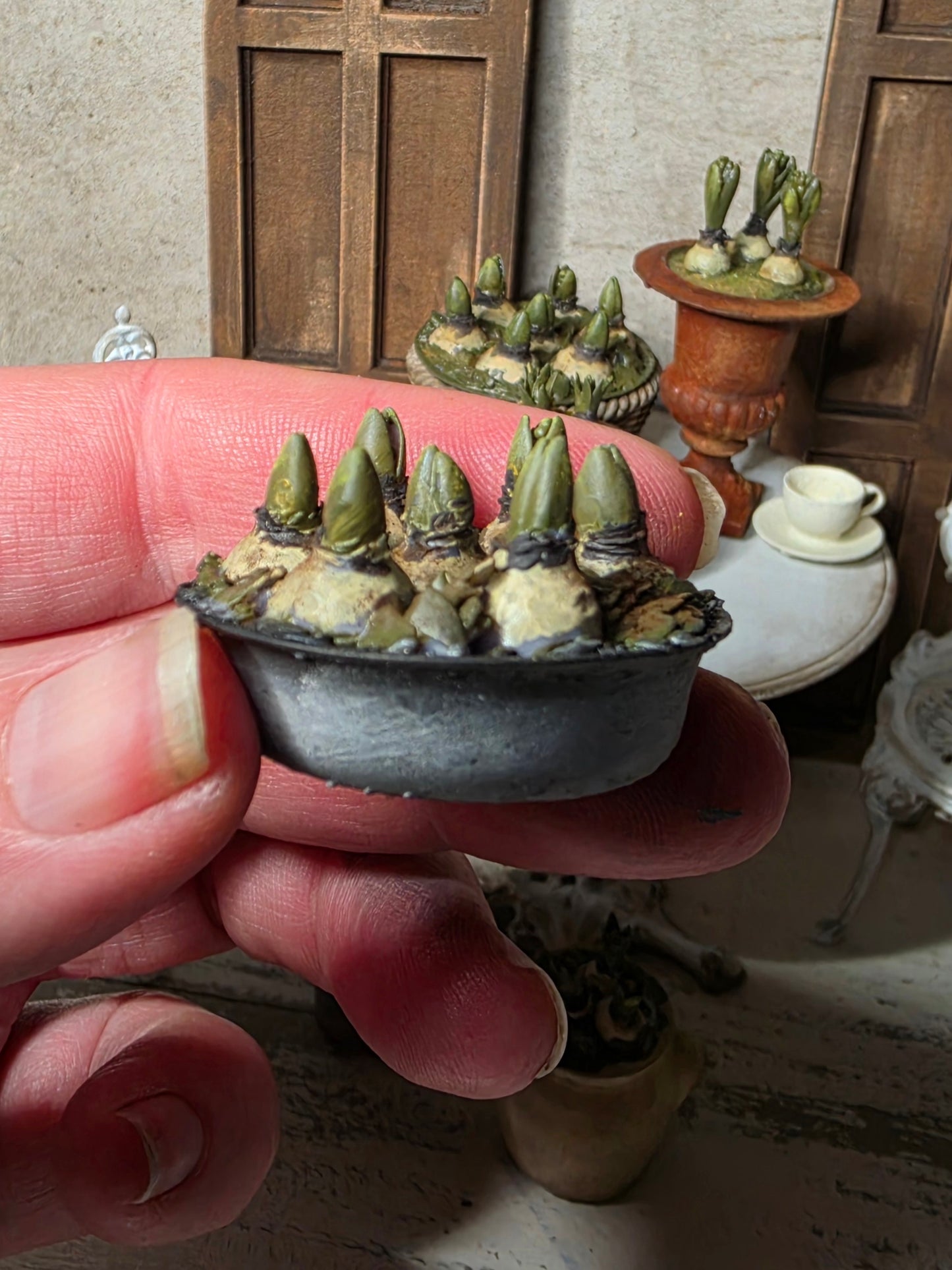 Miniatuur hyacinten druifjes in zinken schaaltje, schaal 1 op 12, poppenhuis, diorama