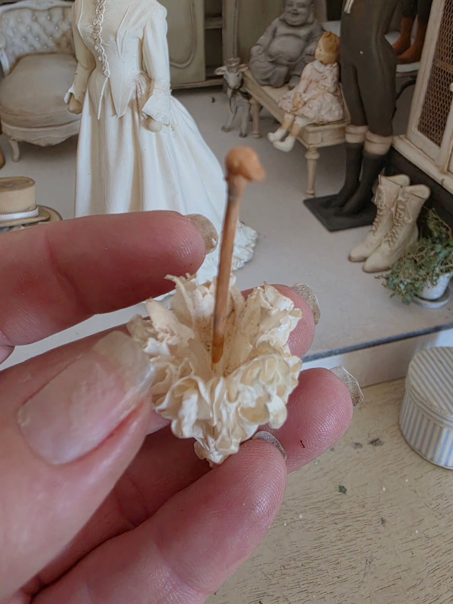 Victoriaans miniatuur parasolletje – handbeschilderd brocante detail