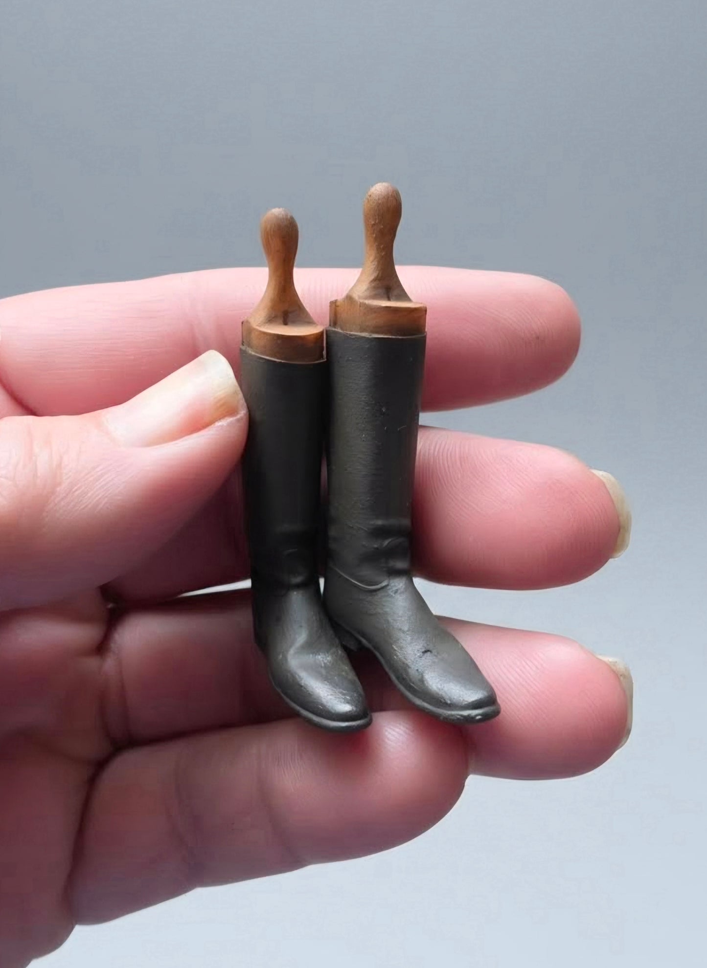 Miniatuur victoriaanse laarzen met houten houders (Schaal 1:12) Poppenhuis Accessoire/Diorama