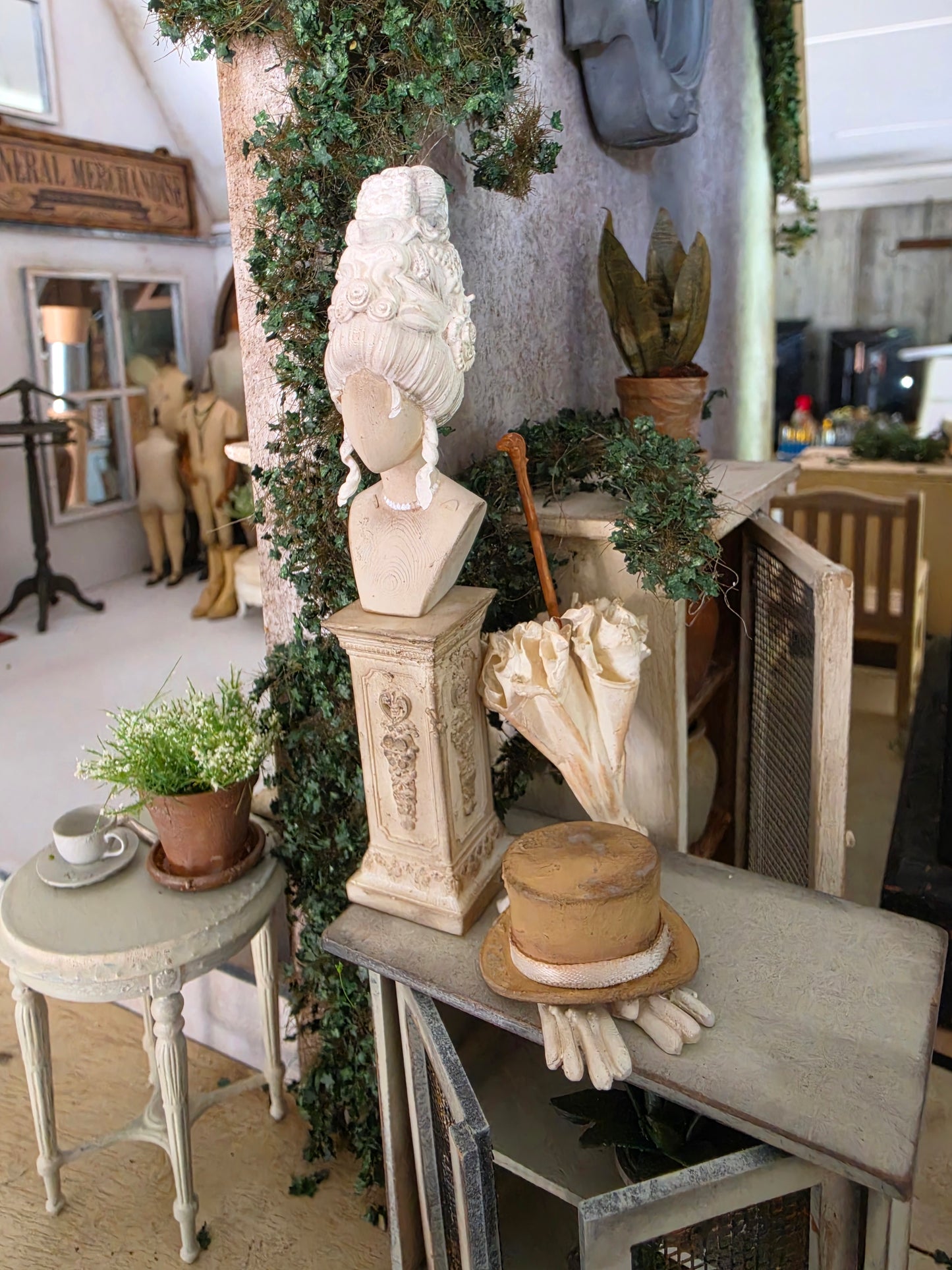 Miniatuur Elegant Hoedje – Victoriaanse Brocante Charme