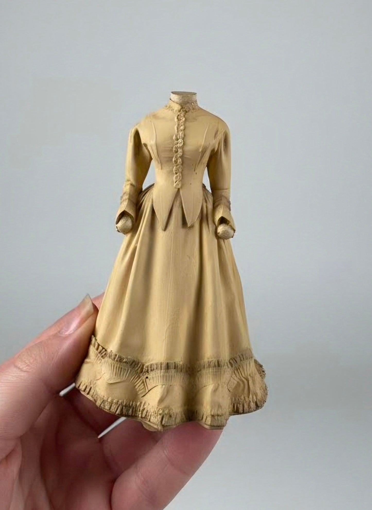 Miniatuur paspop met Victoriaanse jurk beige schaal 1 op 12 handgemaakt poppenhuis decoratie (kopie)