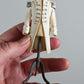 Miniatuur paspop met Napoleon jas schaal 1 op 12 historisch poppenhuis decor