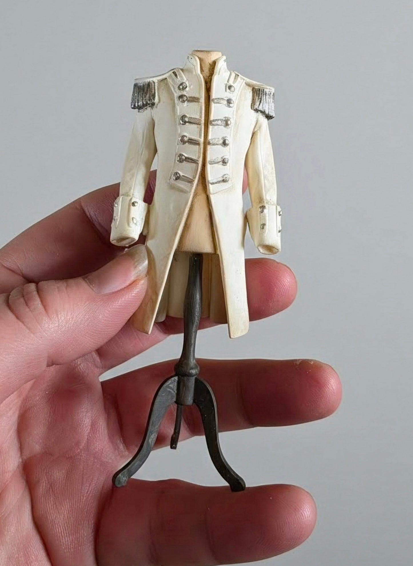 Miniatuur paspop met Napoleon jas schaal 1 op 12 historisch poppenhuis decor