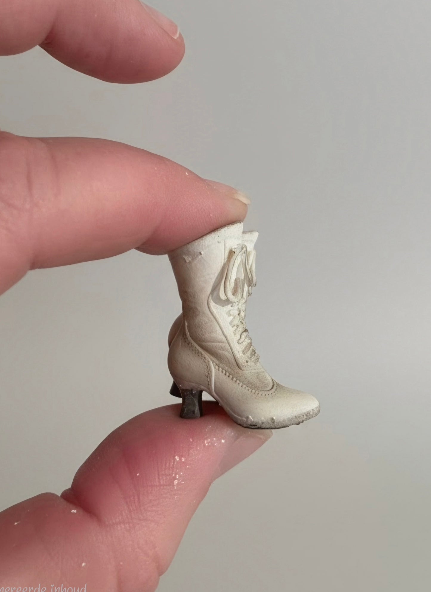 Miniatuur Victoriaanse Schoentjes in Twee Kleuren – Elegantie uit Vervlogen Tijden