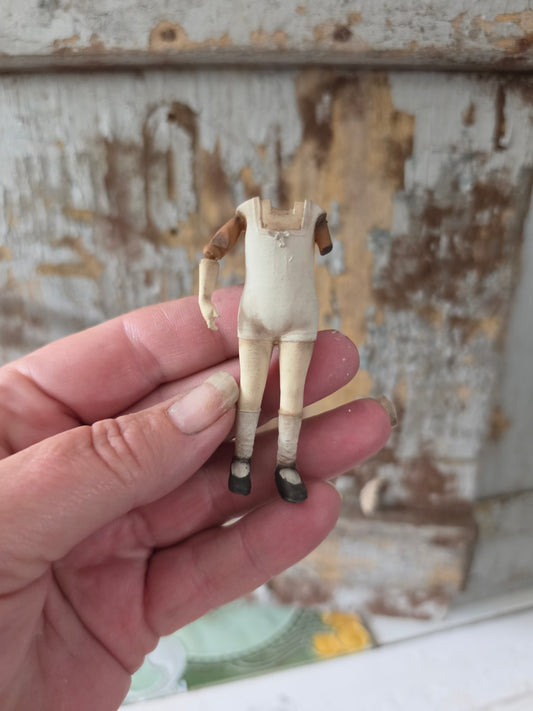 Shabby Miniatuur Paspop | Brocante Paspopje | Handbeschilderde Resin Miniatuur | Vintage Poppenhuis Decoratie | Eigen Ontwerp