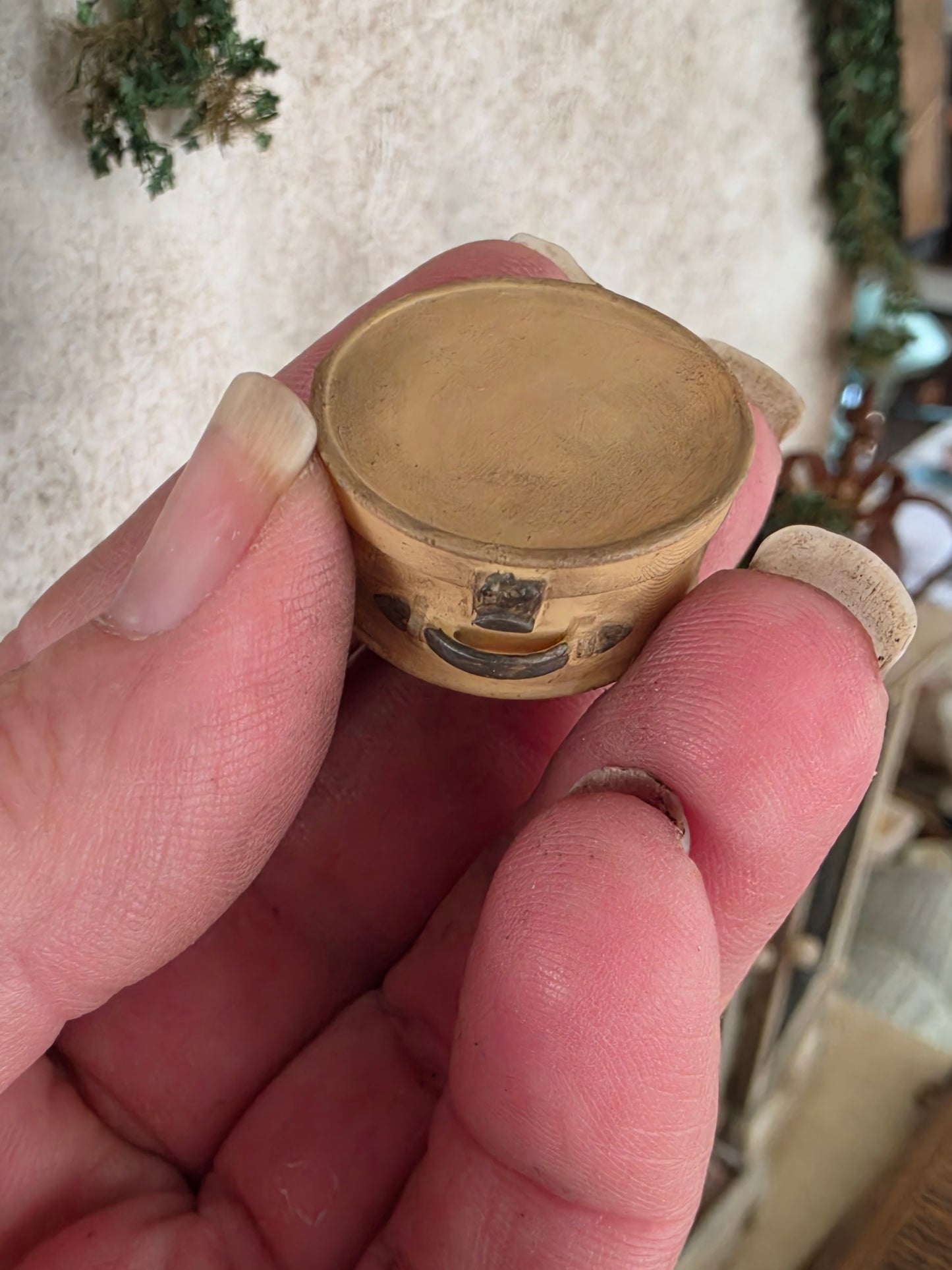 Miniatuur Brocante Ronde Koffertje 1:12 | Handgemaakt & Handbeschilderd | Resin Vintage Koffertje | Poppenhuis Accessoire
