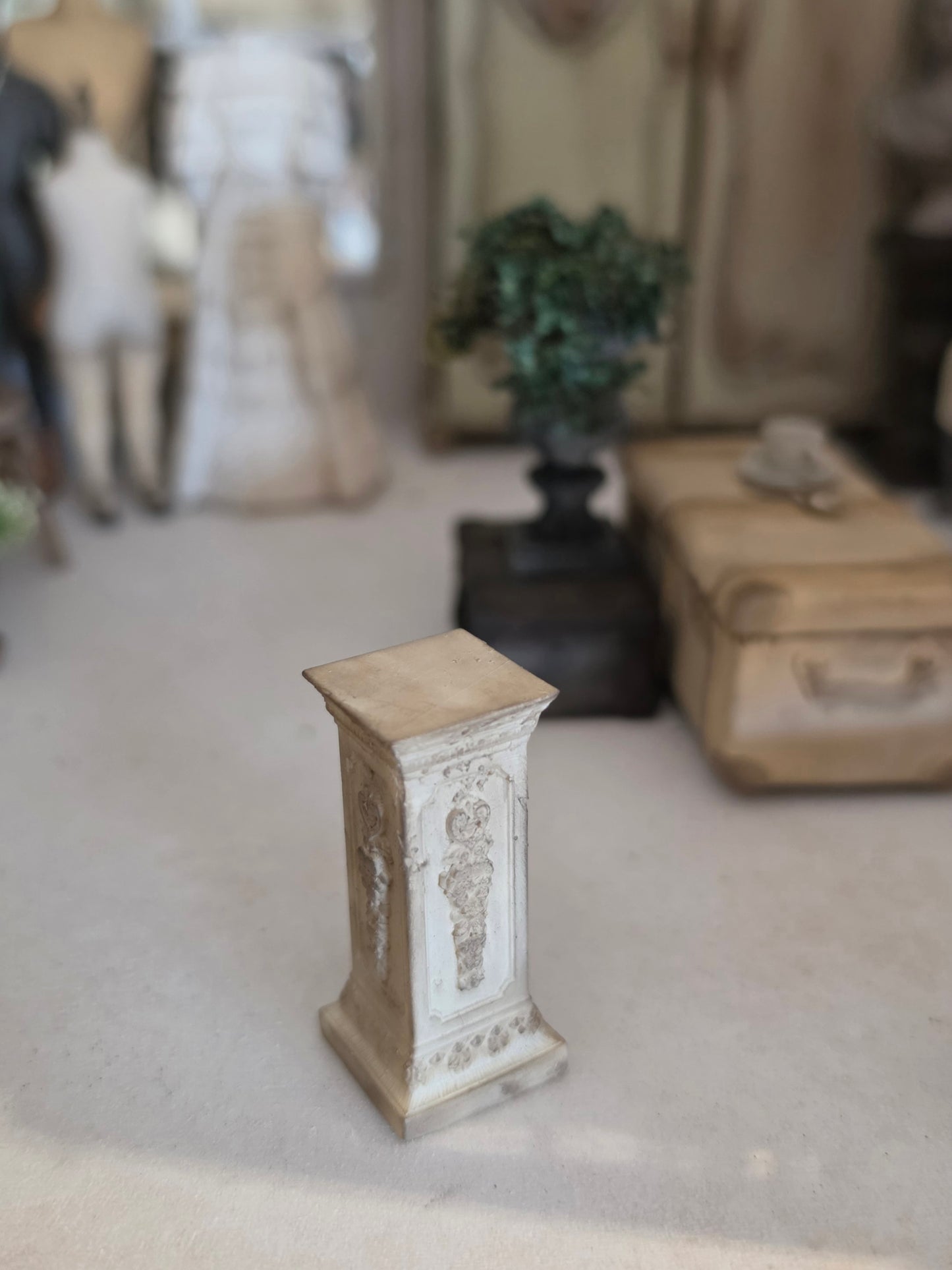Miniatuur Pedestal / Sokkel – Tijdloze Brocante Elegantie