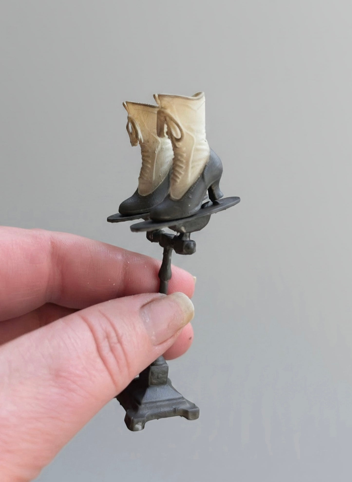 Miniatuur Victoriaanse Schoentjes in Twee Kleuren – Elegantie uit Vervlogen Tijden