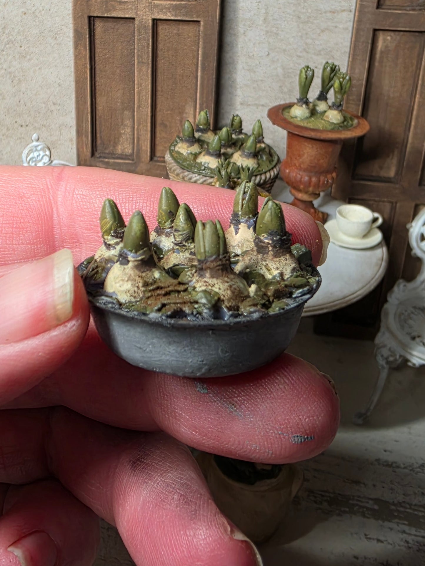 Miniatuur hyacinten druifjes in zinken schaaltje, schaal 1 op 12, poppenhuis, diorama