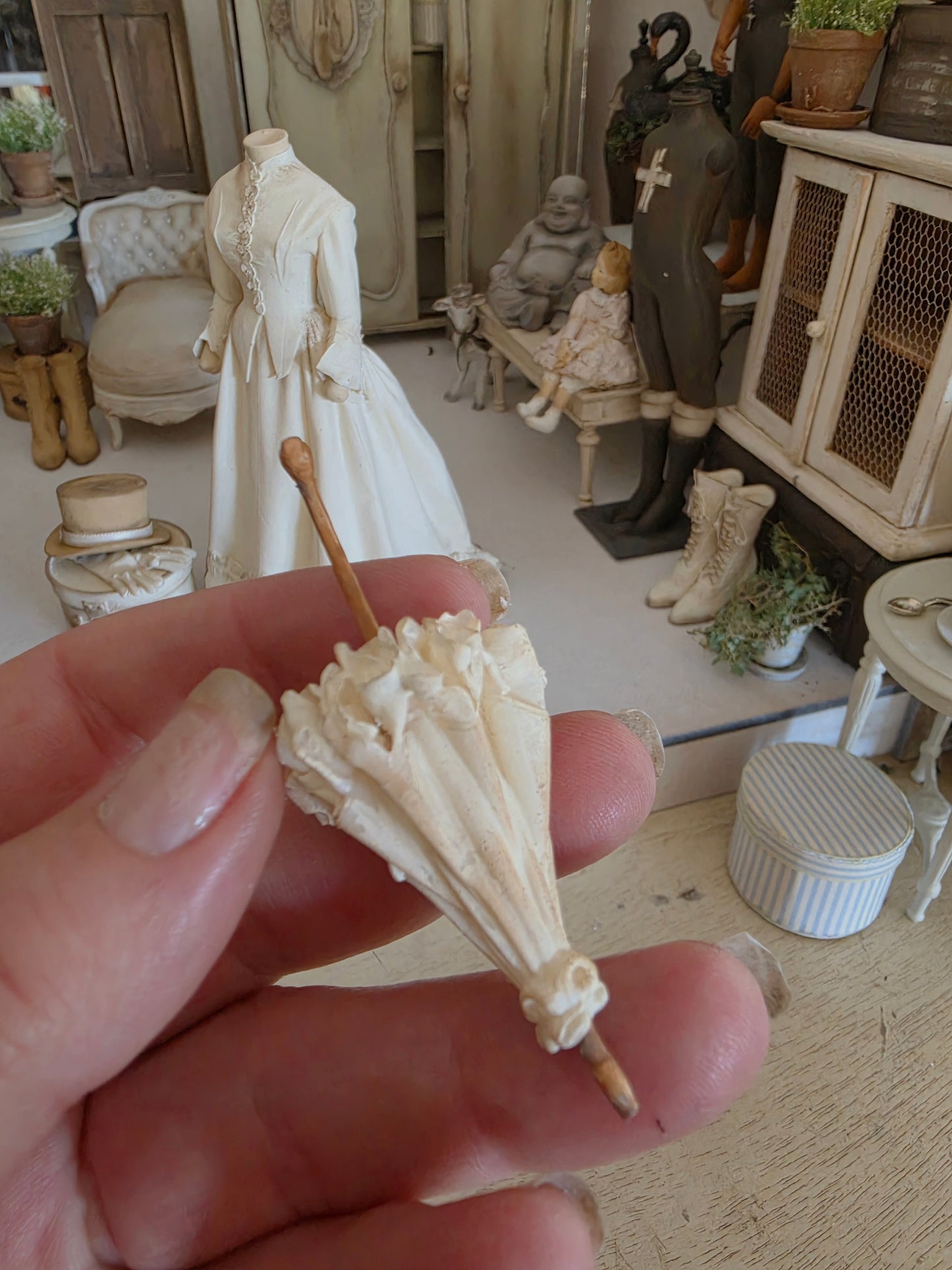 Victoriaans miniatuur parasolletje – handbeschilderd brocante detail