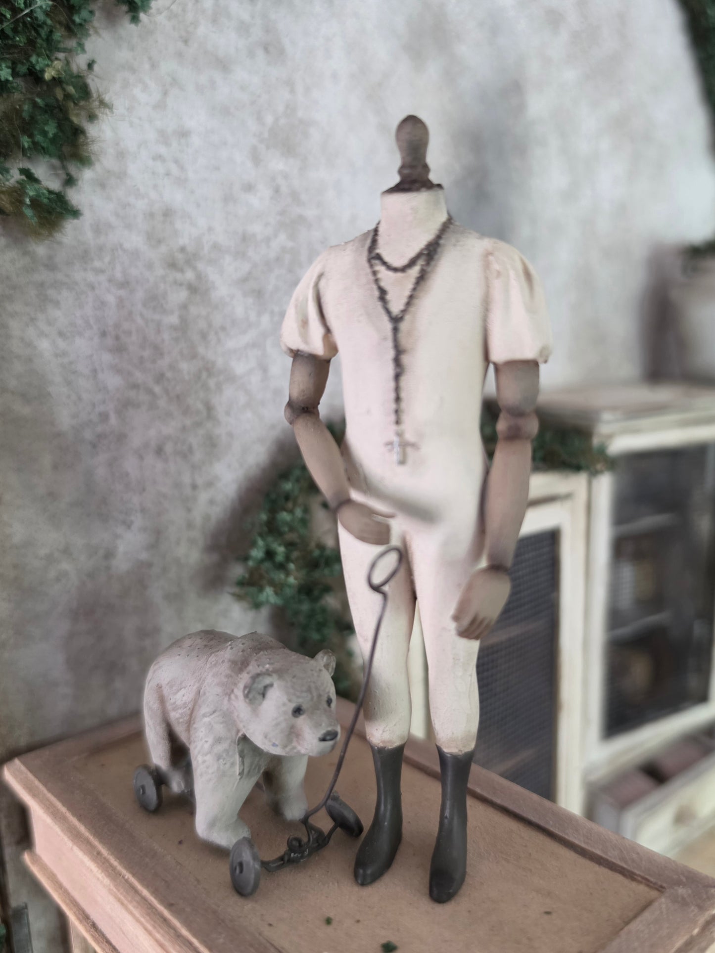 Miniatuur Oude Speelgoedbeer op Wielen – Handgemaakt in Brocante Stijl 1:12