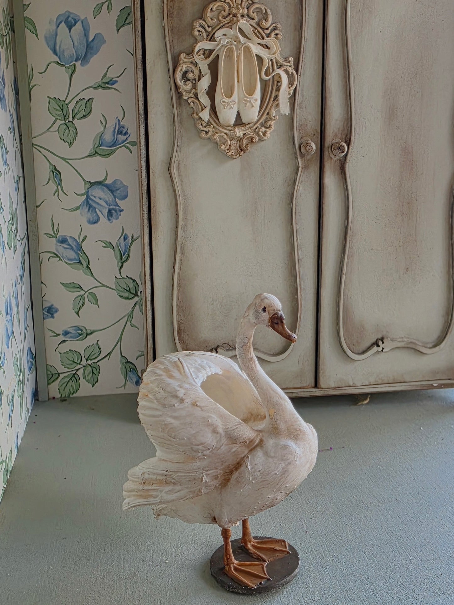 Miniatuur Staande Witte Zwaan – Sierlijke Brocante Elegantie (pre order)