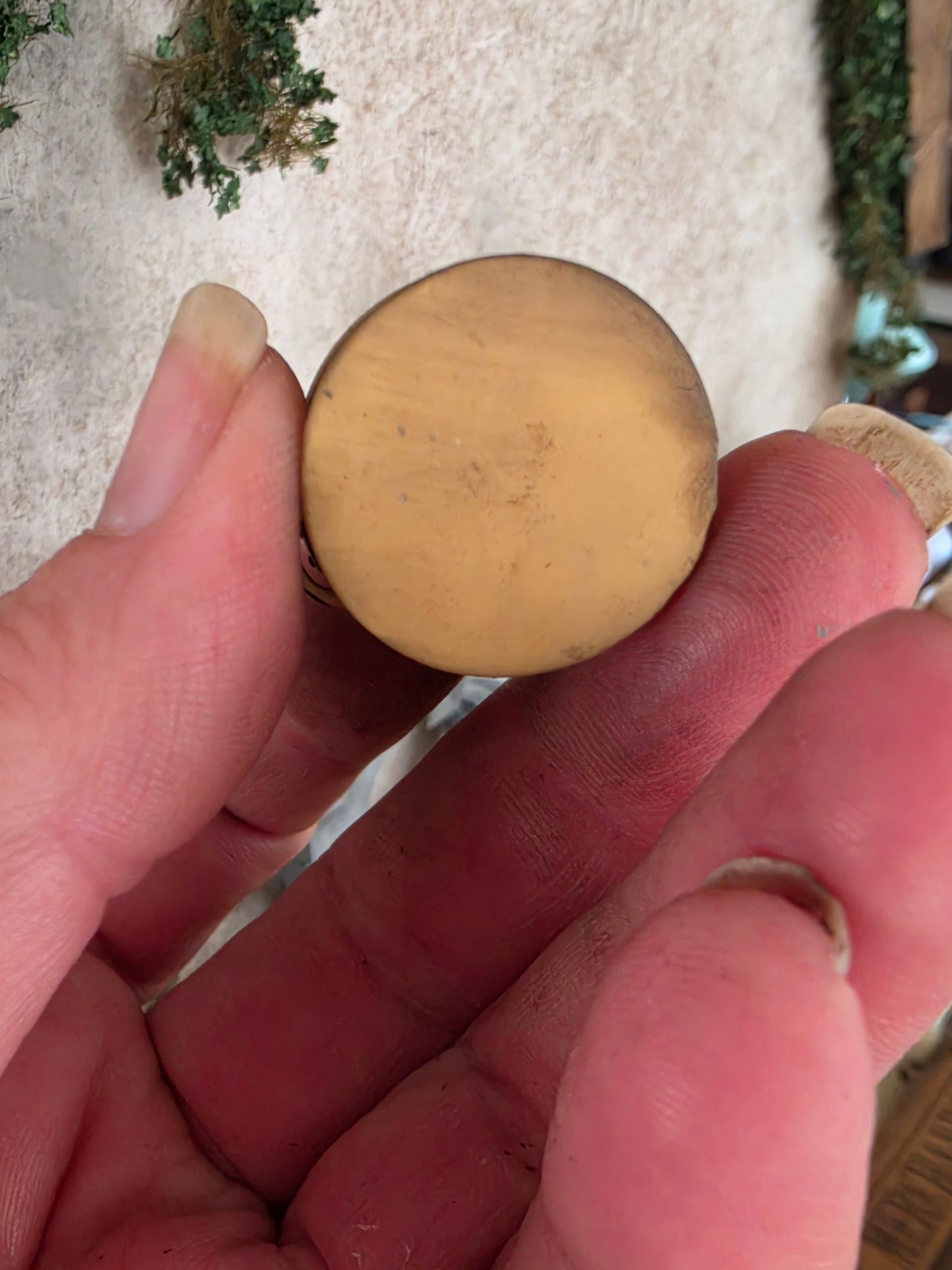 Miniatuur Brocante Ronde Koffertje 1:12 | Handgemaakt & Handbeschilderd | Resin Vintage Koffertje | Poppenhuis Accessoire