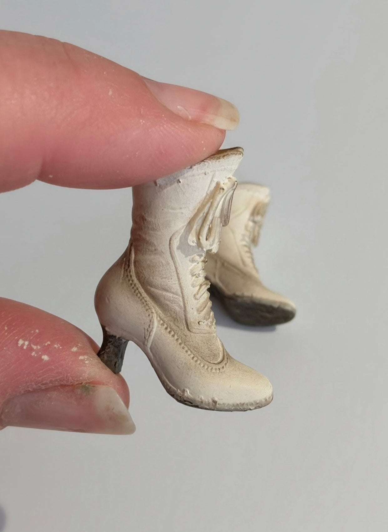 Miniatuur Victoriaanse Schoentjes in Twee Kleuren – Elegantie uit Vervlogen Tijden