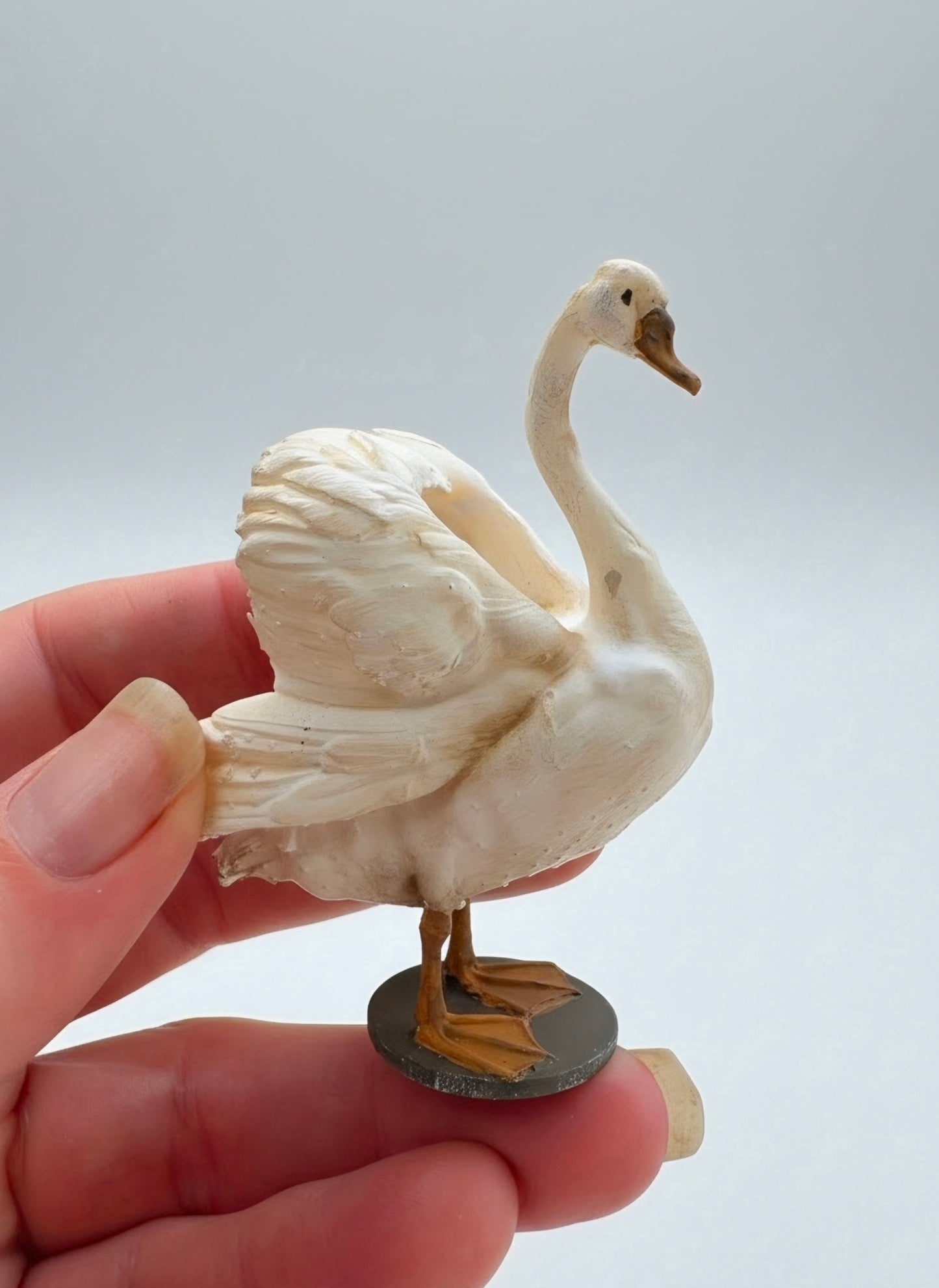 Miniatuur Staande Witte Zwaan – Sierlijke Brocante Elegantie (pre order)