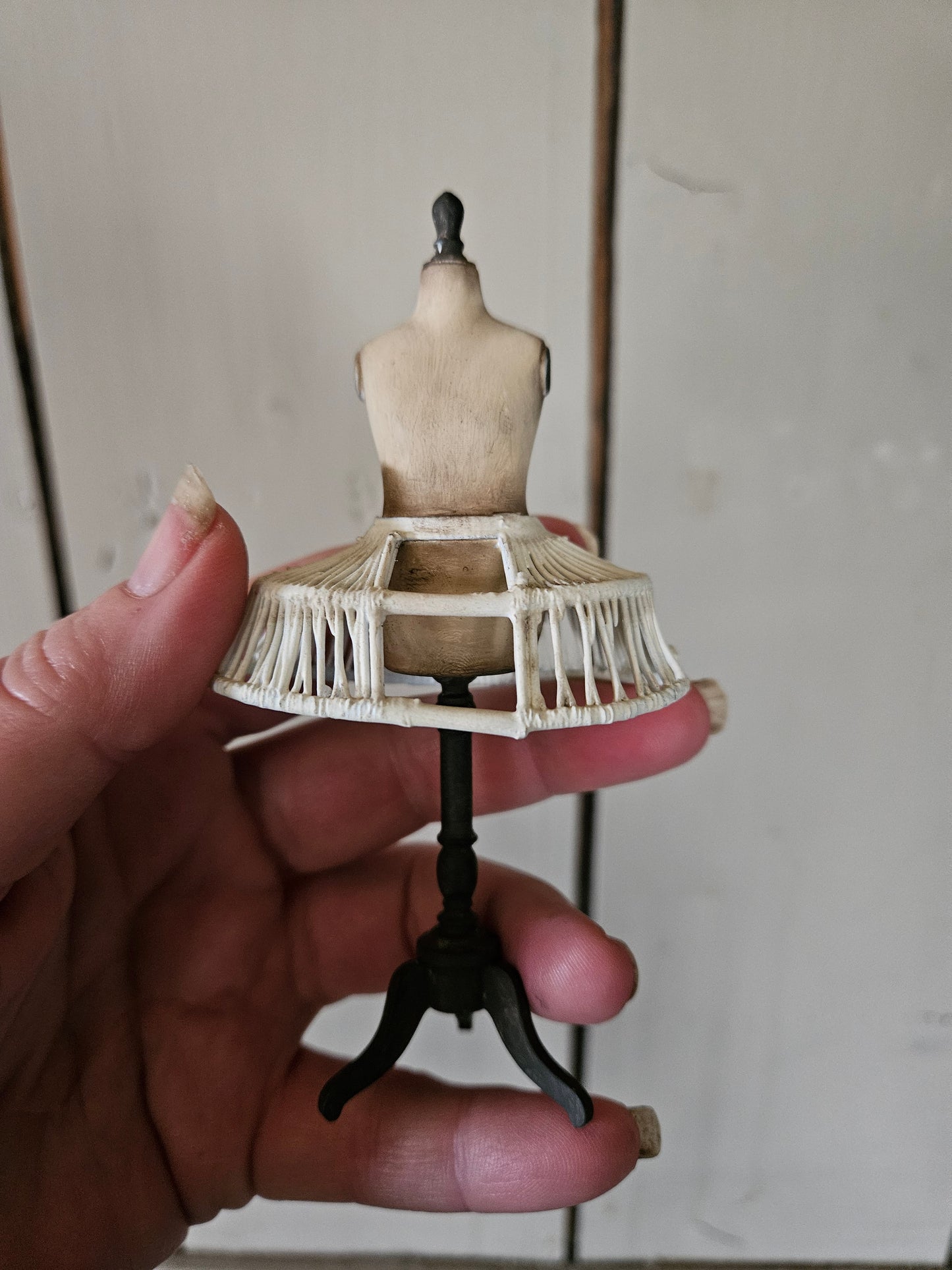Miniatuur paspopje met crinoline
